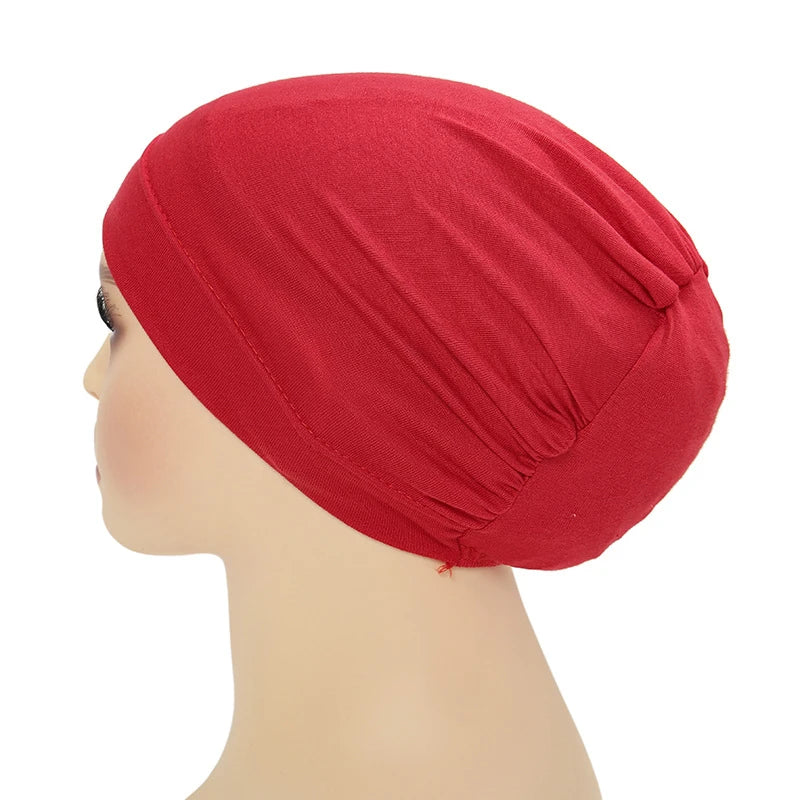 Un turbante instantáneo rojo de hijab mostrado en la cabeza de un maniquí.