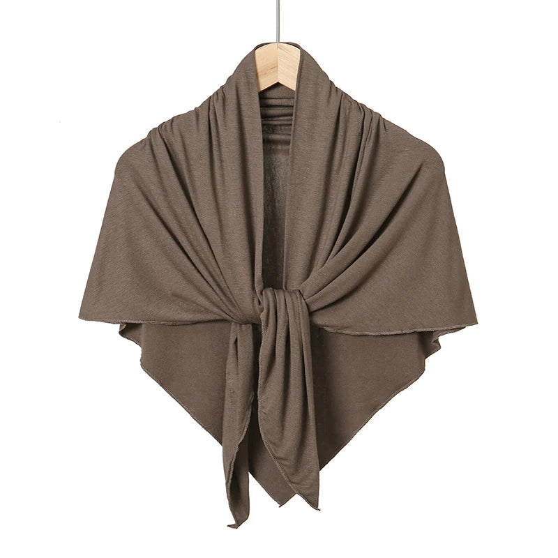 Foulard hijab triangle en jersey brun olive drapé et accroché à un cintre.