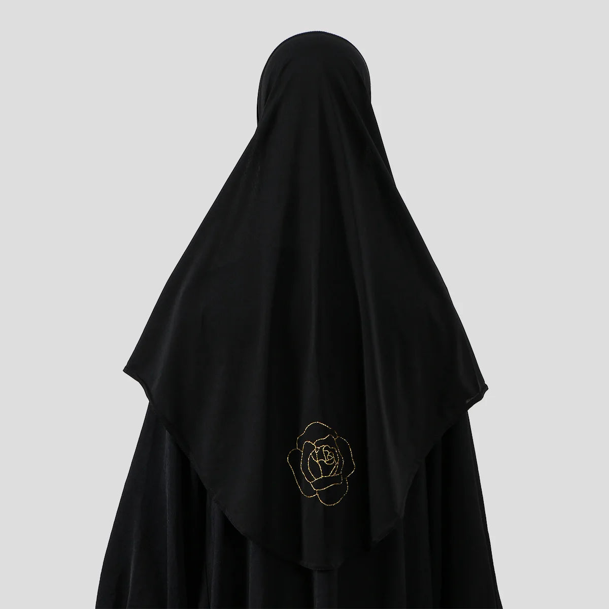 Un foulard hijab noir avec un motif de rose brodée dorée.