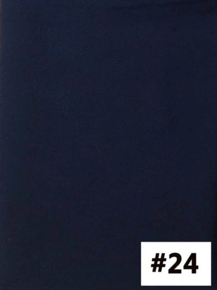 Étiquette carrée bleu foncé ou marine avec le numéro 24 imprimé en blanc.