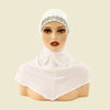 Gorra elegante blanca de cobertura total con bordado plateado y tela a juego atada alrededor del cuello.