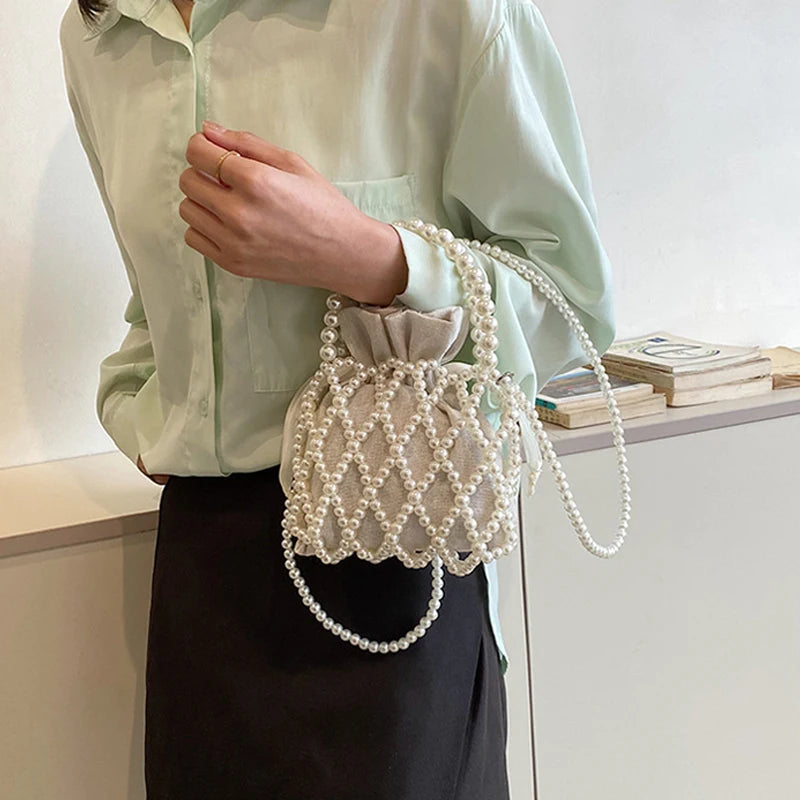 Eine Frau in grünem Shirt und schwarzem Rock hält eine handgemachte Perlen-Buckeltasche.