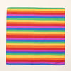 Tissu rectangulaire à rayures horizontales de couleurs vives : rouge, orange, jaune, vert, bleu et violet