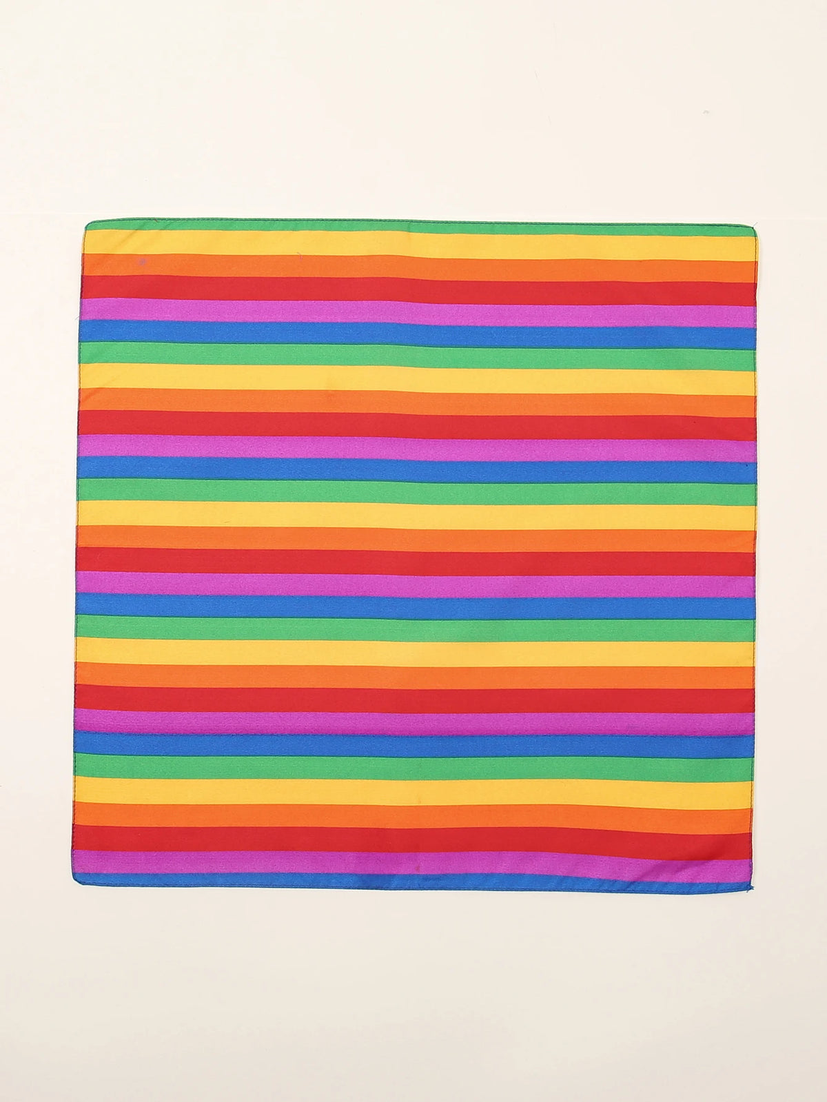 Tissu rectangulaire à rayures horizontales de couleurs vives : rouge, orange, jaune, vert, bleu et violet
