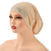 Hijab interior elástico beige con adornos plateados, usado en un maniquí de cabeza.