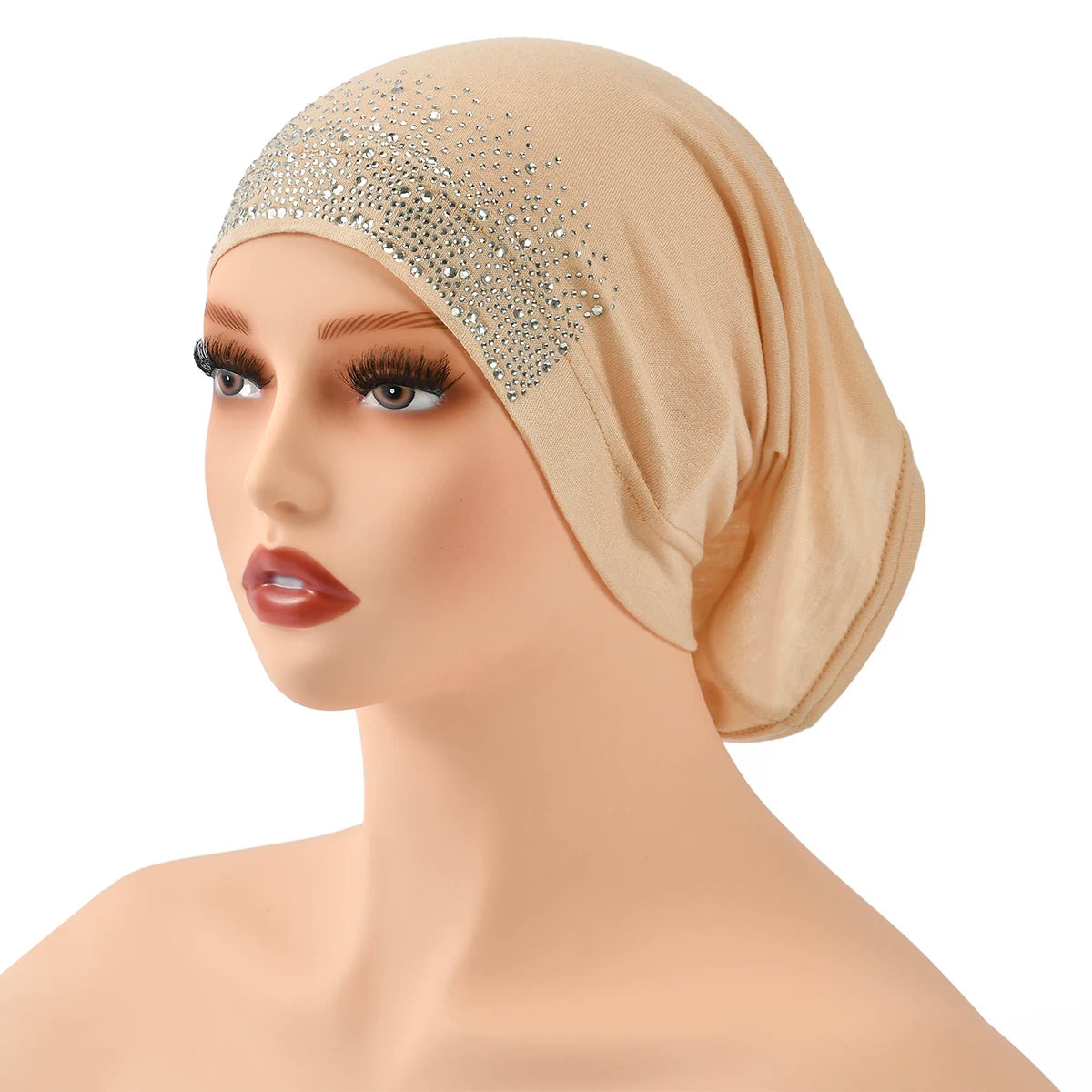 Hijab interior elástico beige con adornos plateados, usado en un maniquí de cabeza.