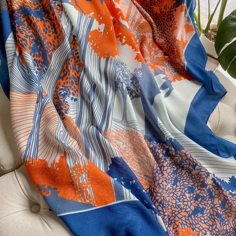 Fließender orange-blauer Viskose-Schal mit Leopardenblumenmuster.