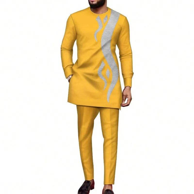 Costume de mariage musulman traditionnel africain jaune pour hommes avec broderie à motifs gris.