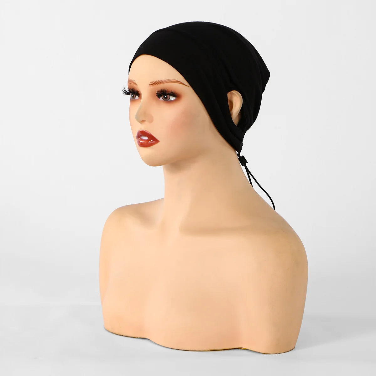 Eine Mannequin präsentiert eine schwarze, elegante Jersey-Baumwoll-Hijab-Kappe für Frauen.