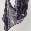 Transparenter lila und schwarzer Blumen-Aquarell-druck, Leinen-Baumwoll-Islamischer Schal elegant drapiert.