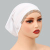 Modelo vistiendo un elegante hijab interior de algodón elástico blanco con ribete de purpurina dorada.