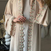 Elegante beige Abaya mit dezenter Blattstickerei am Frontplacket und an den Manschetten.