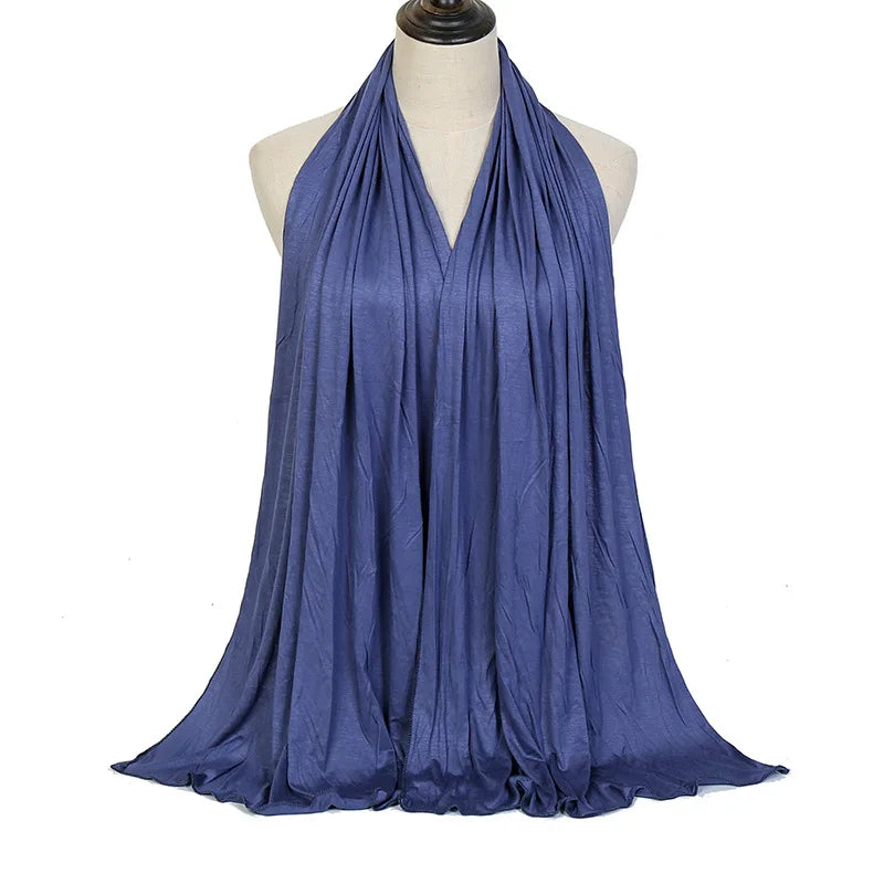 Pañuelo de gasa premium azul oscuro drapeado alrededor del cuello de un maniquí.