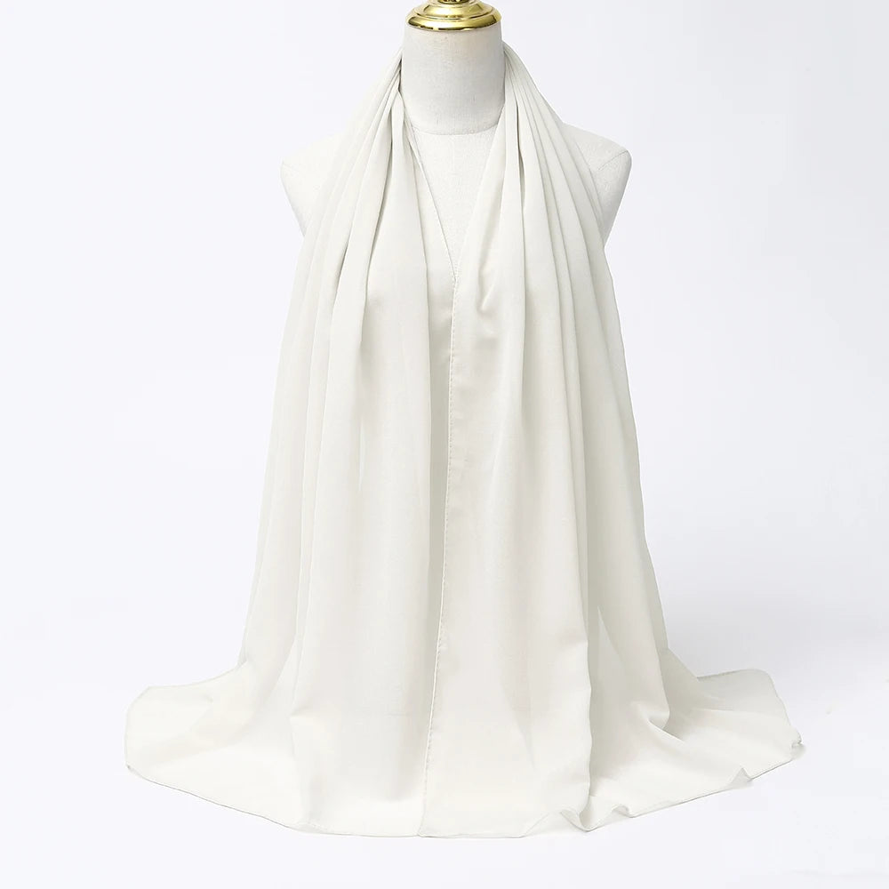 Elegantes weißes Chiffon-Hijab-Schal über einem Mannequin drapiert.