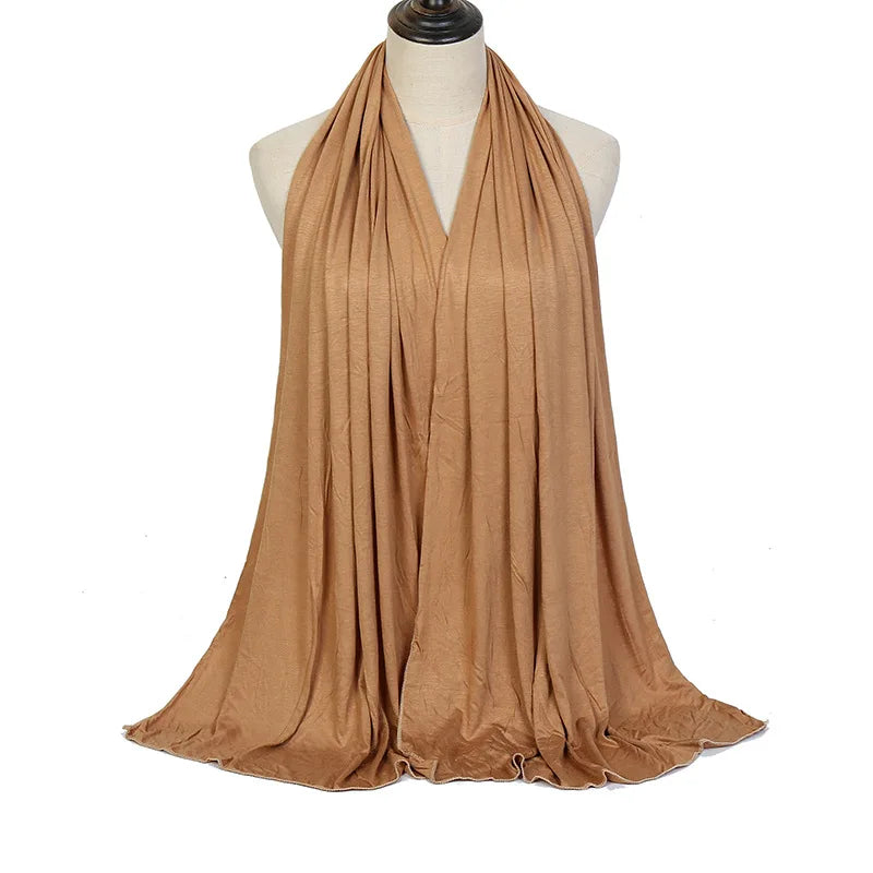 Pañuelo de chifón de algodón marrón premium drapeado alrededor del cuello de un maniquí.