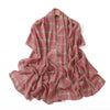 Pañuelo de chifón largo con estampado de tartán rosa y beige drapeado elegantemente.