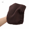 Écharpe châle crinkle en rayon brun foncé pliée et tenue par une main.
