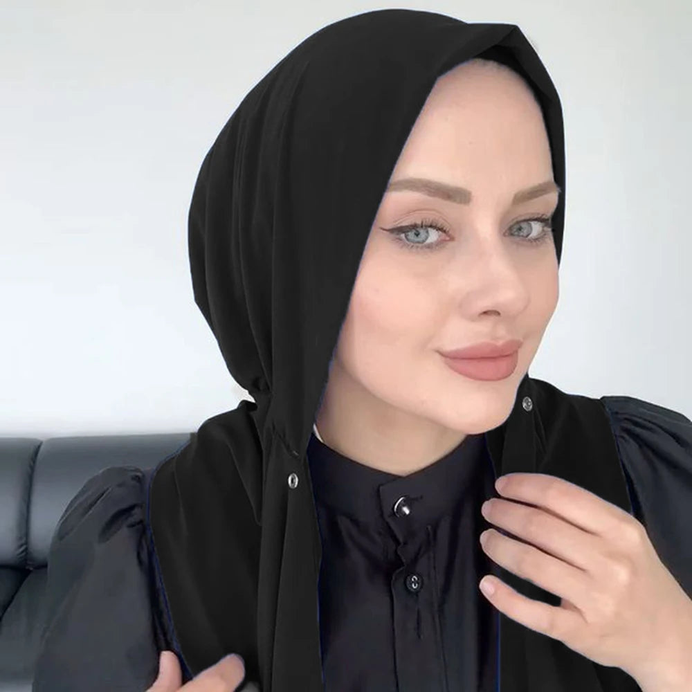 Una mujer vistiendo un hijab instantáneo negro, mirando directamente a la cámara.