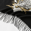 Schwarzer Schal mit goldfarbener Porträt-Design und langen Fransen.