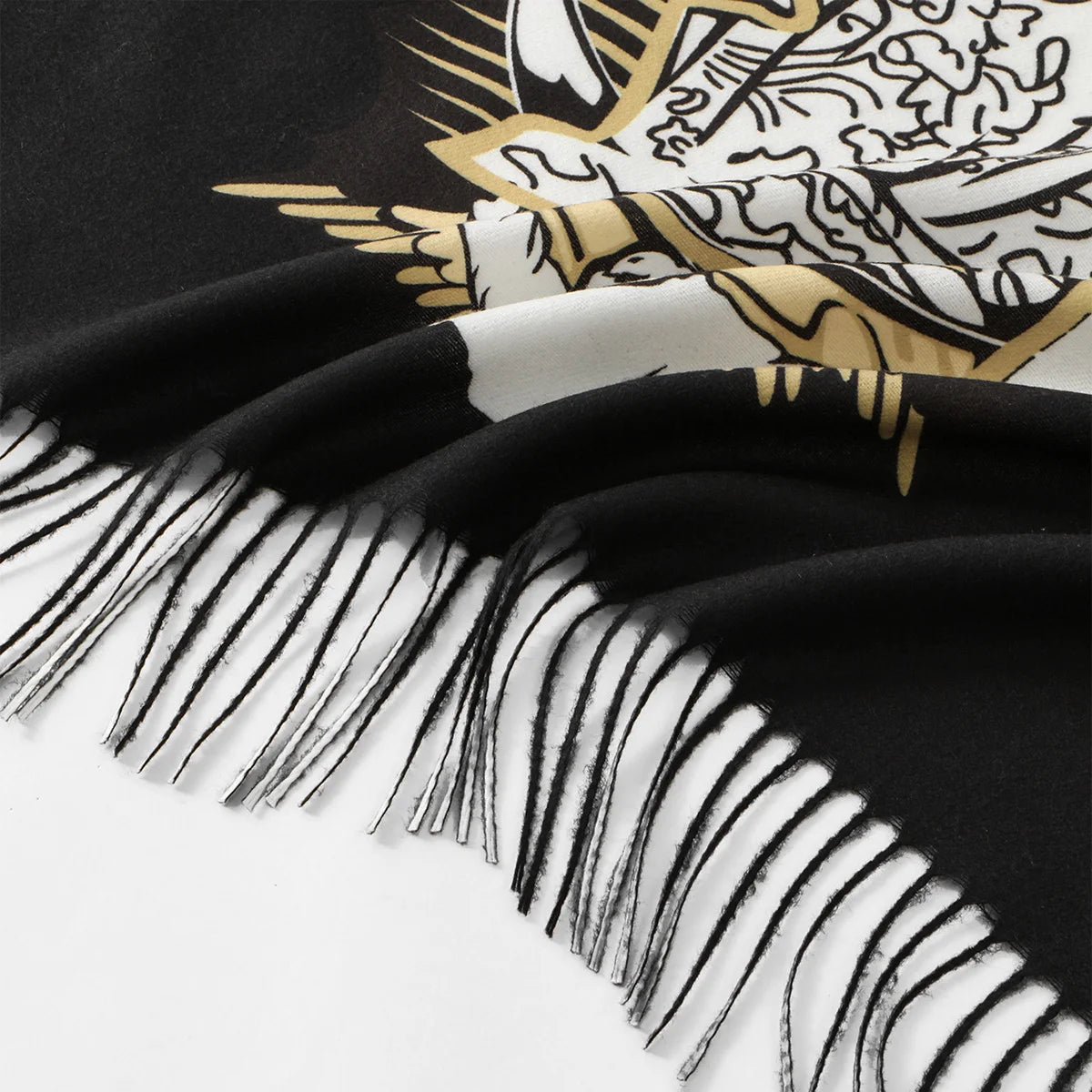 Schwarzer Schal mit goldfarbener Porträt-Design und langen Fransen.