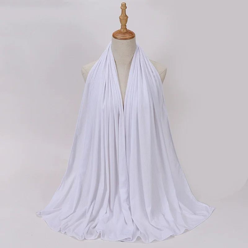Pañuelo de jersey de algodón blanco drapeado alrededor del cuello de un maniquí