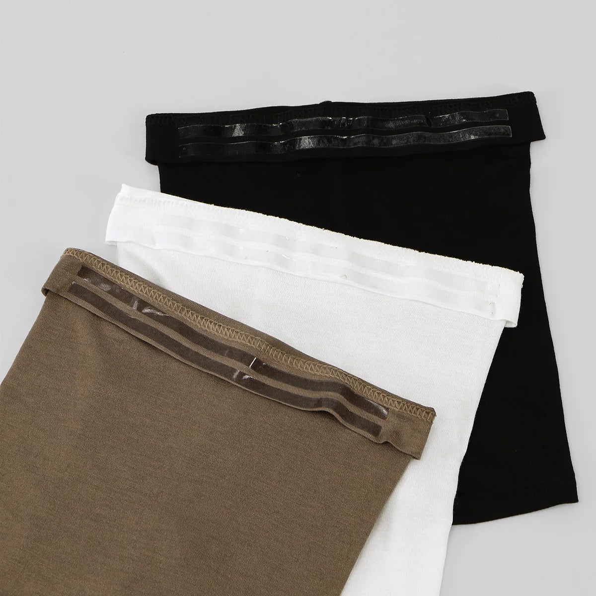 Trois foulards instant pliés en forme de turban, couleurs marron, noir et blanc