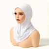 Ein weißer Sofortfal-Hijab ist um den Kopf und Hals einer Mannequin drapiert.