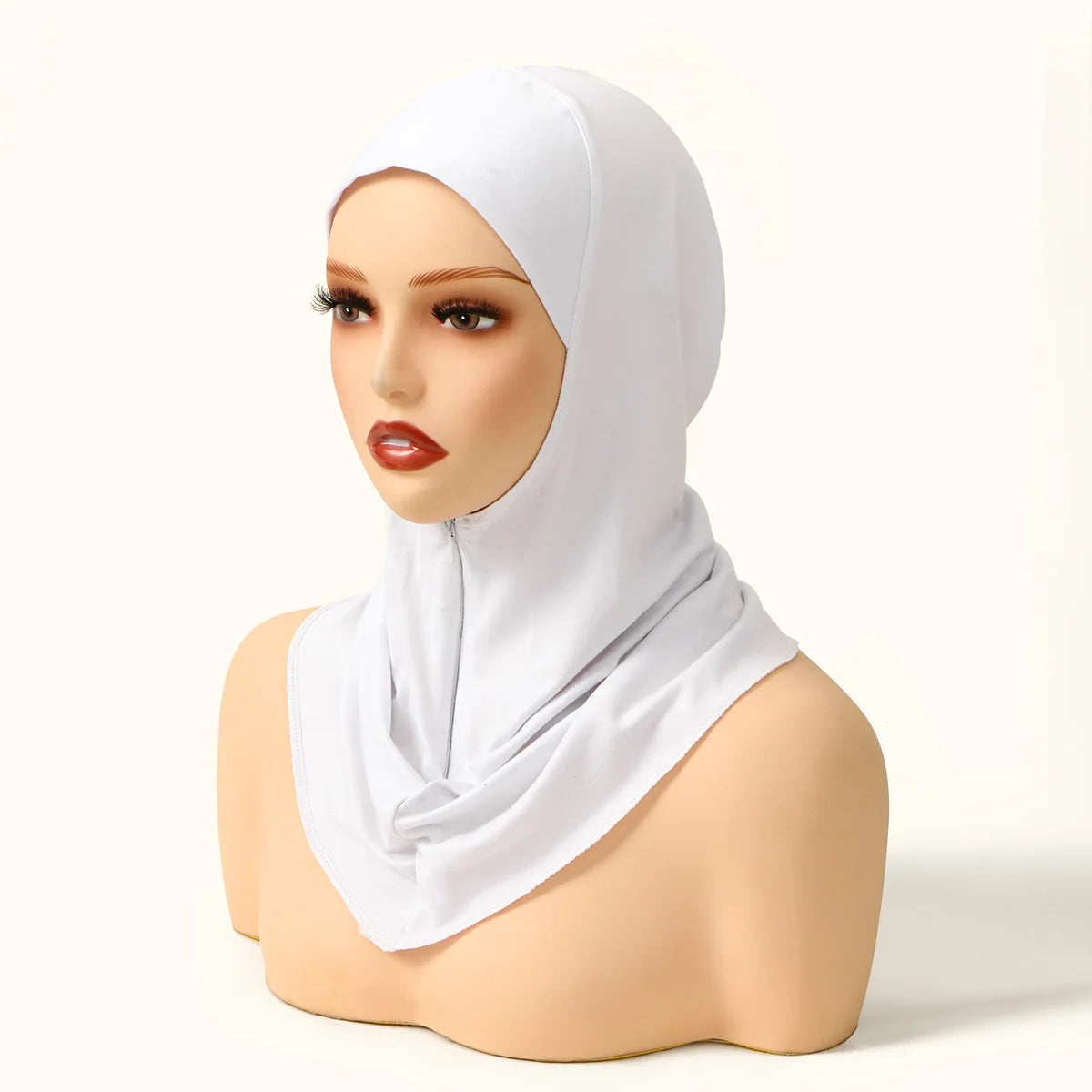 Ein weißer Sofortfal-Hijab ist um den Kopf und Hals einer Mannequin drapiert.