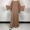 Une longue robe Nida Abaya marron et fluide présentée sur un mannequin.