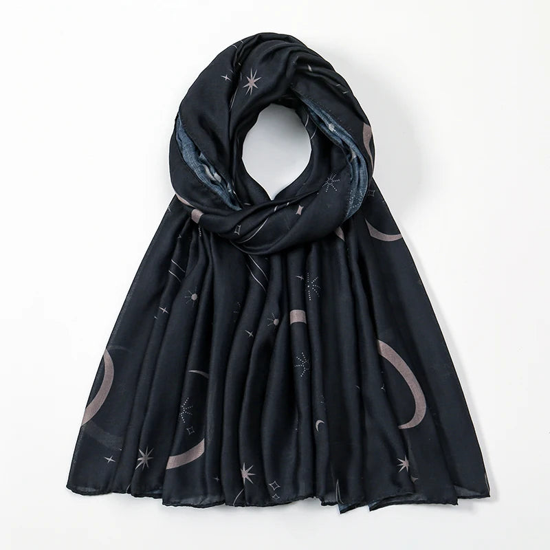 Schwarzer Chiffon-Schal mit Aquarellmuster aus Sternen und Halbmonden