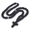 Rosario de oración artesanal negro, collar con cuerda, sobre fondo blanco