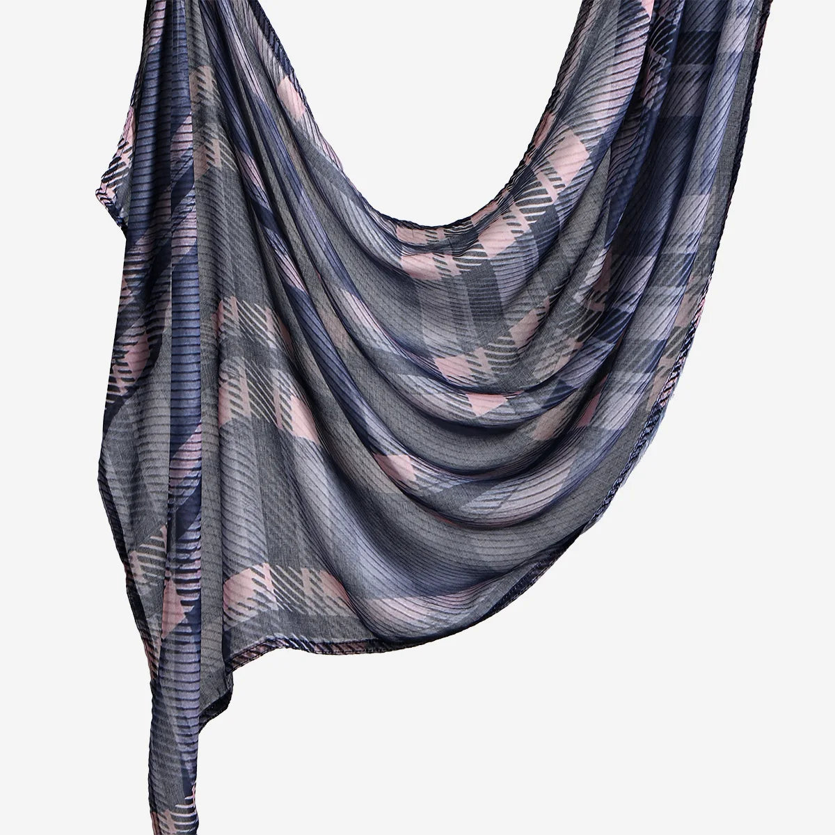 Écharpe de coton à carreaux gris foncé et rose drapée élégamment.