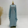 Elegane, hellblaue, langärmelige Abaya auf einem Mannequin.
