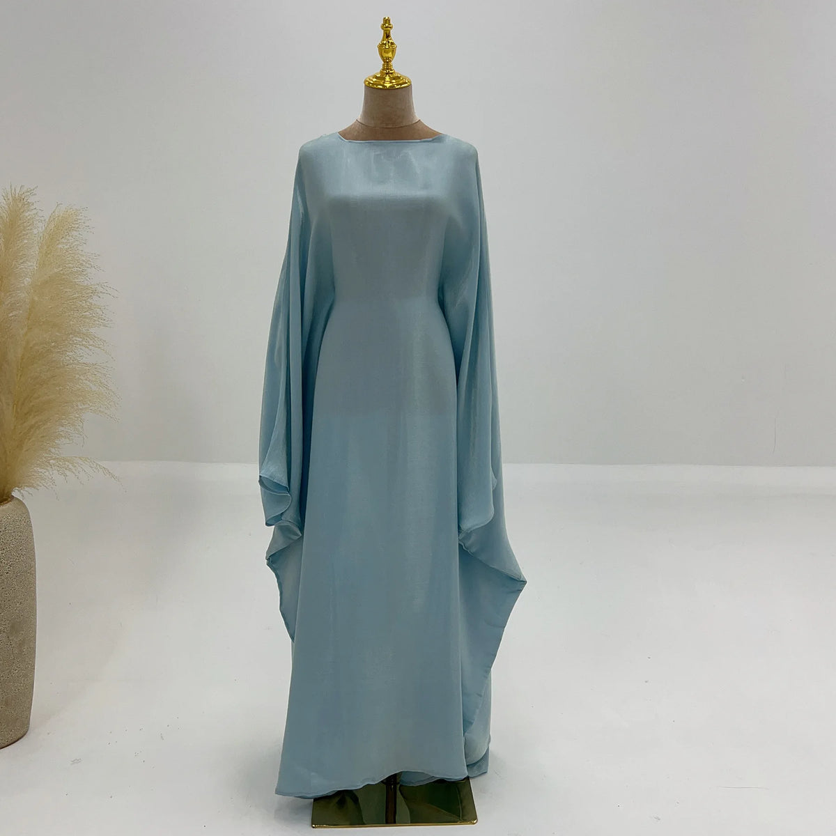 Elegane, hellblaue, langärmelige Abaya auf einem Mannequin.