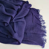 Foulard hijab en viscose coton violet profond avec une pompon drapé dans le tissu.