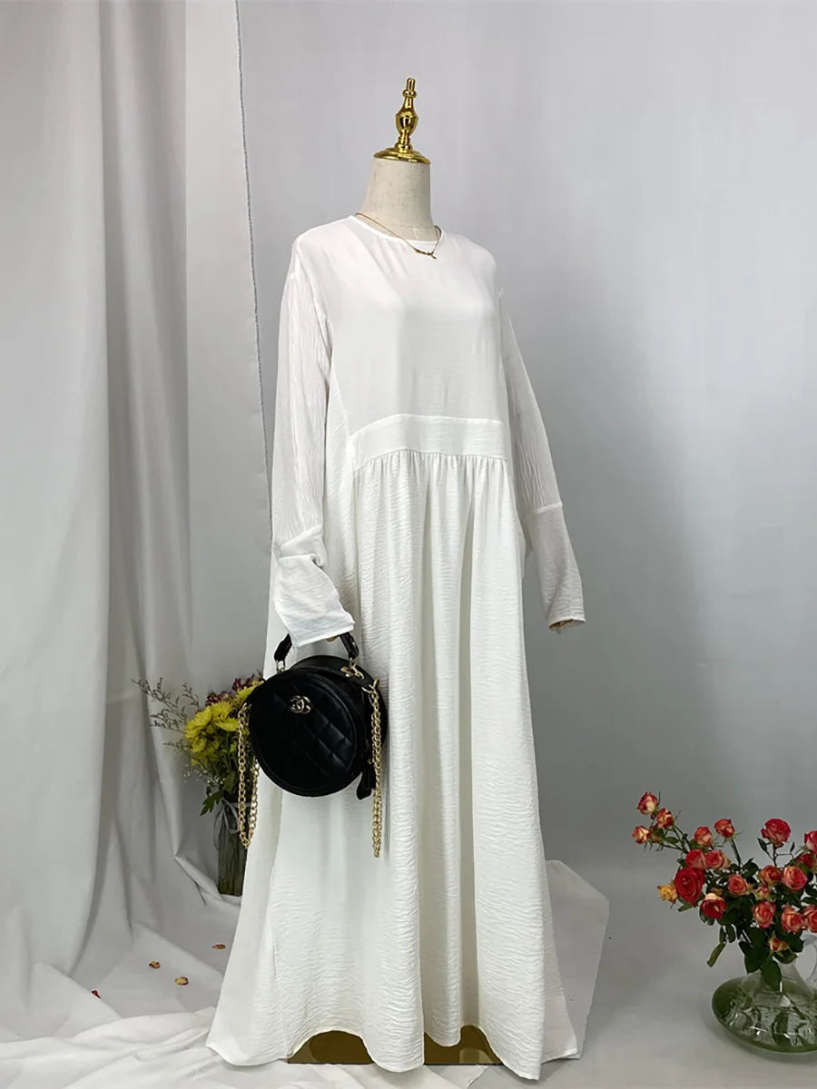 Elegane weiße Batwing-Abaya auf einem Mannequin vor hellem Hintergrund