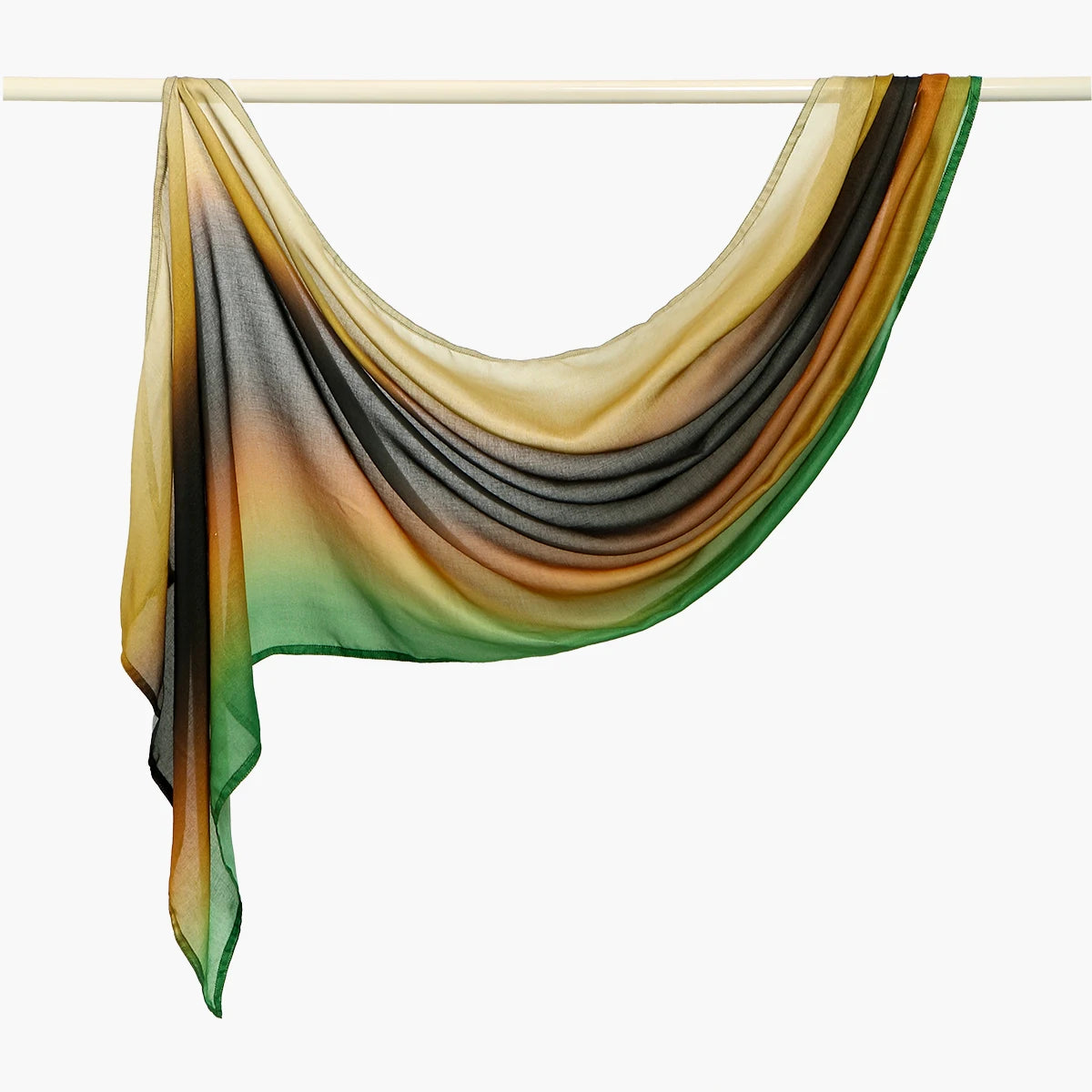 Fließender Aquarell-Hijab-Schal, über einer Kleiderstange drapiert.