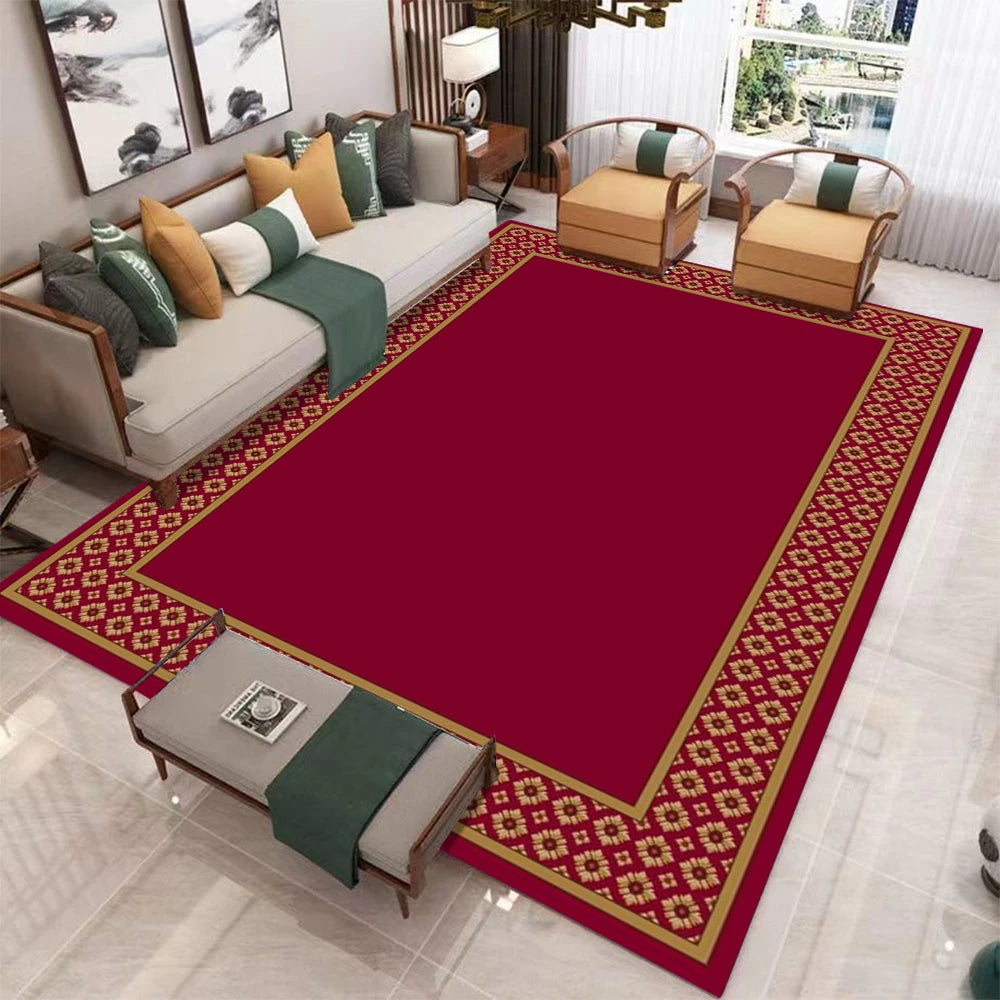 Una alfombra de área grande con patrón rojo y dorado en una sala de estar con muebles modernos.