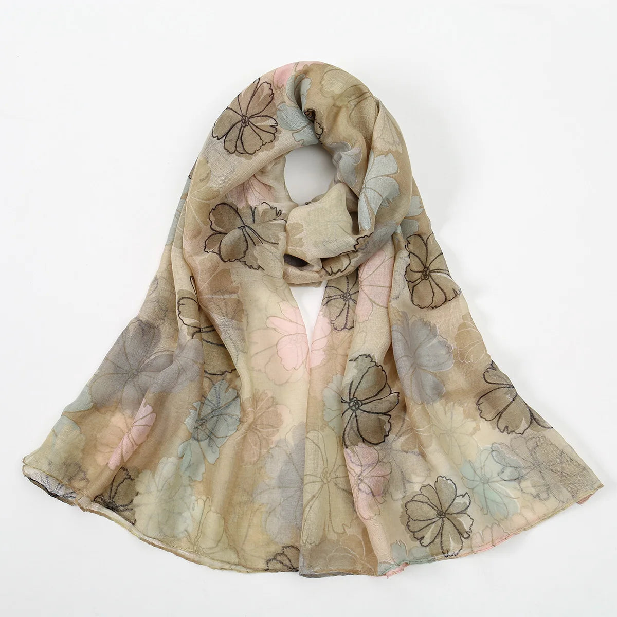 Heller beige Blumen-Viskose-Hijabschal in gedämpften Grün- und Pinktönen, elegant drapiert.