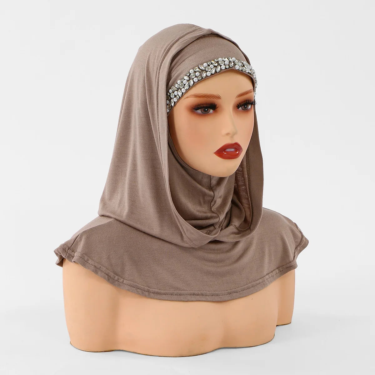 Un modèle portant un bonnet hijab instant double couche taupe avec des embellissements argentés.
