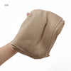 Un châle rayé beige en crinkle tenu par une main.