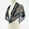 Chal triangular transparente negro bordado exhibido en maniquí