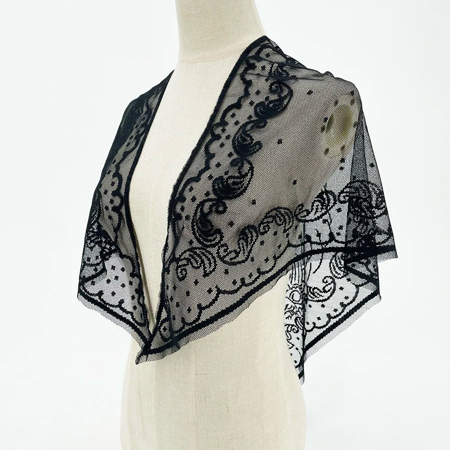 Chal triangular transparente negro bordado exhibido en maniquí