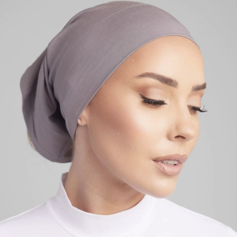 Nahaufnahme einer Frau mit einem weichen grauen Modal-Baumwoll-Unterhijab.
