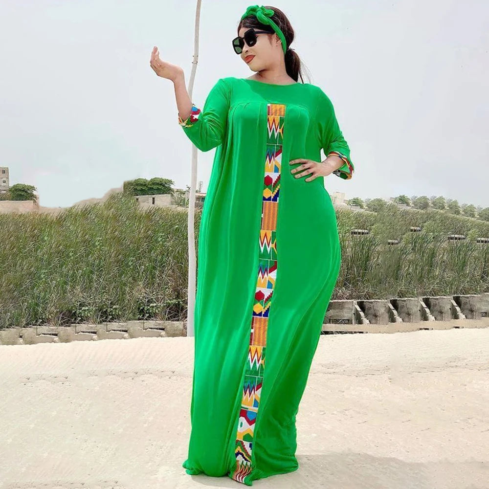Eine Frau trägt ein leuchtend grünes Kaftan-Set mit farbenfroher Stickerei im Freien.