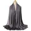 Dunkelgraves Satin-Crinkle-Hijab-Schal um den Hals einer Mannequin