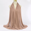 Fließender, fester beiger Chiffon-Hijab-Schal elegant auf einem Mannequin drapiert.