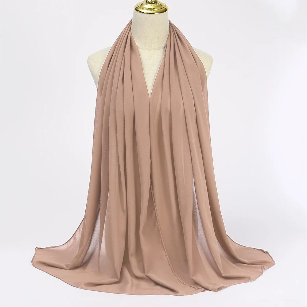 Fließender, fester beiger Chiffon-Hijab-Schal elegant auf einem Mannequin drapiert.