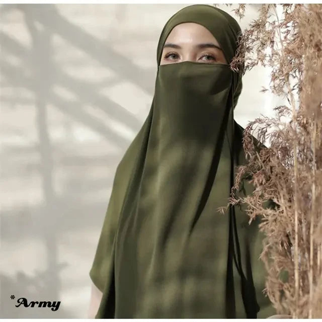 Eine Frau trägt einen großen, einfachen olivgrünen ethnischen Schal-Hijab.