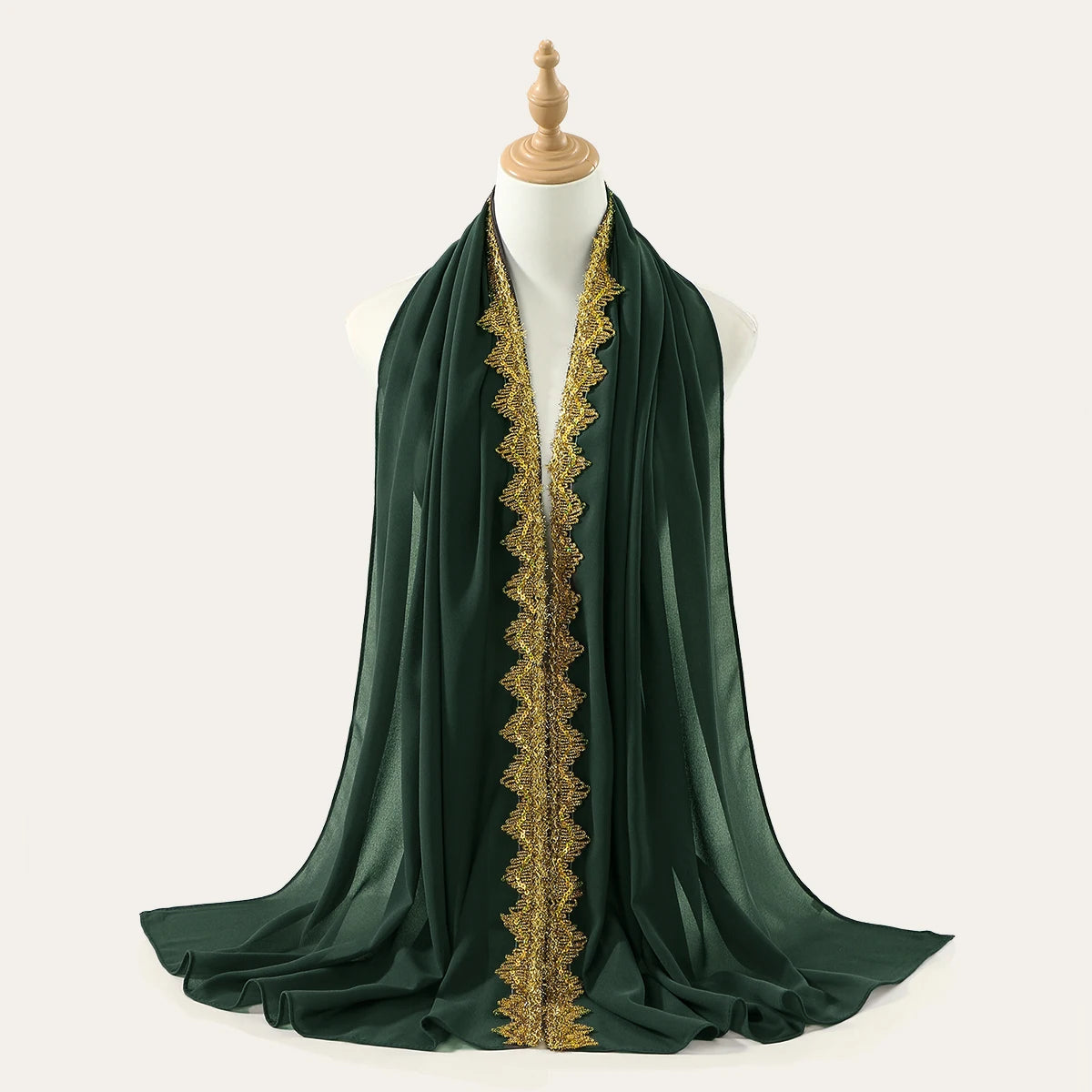 Dunkelgrüner Spitzen-Chiffon-Hijabschal über dem Hals eines Mannequins